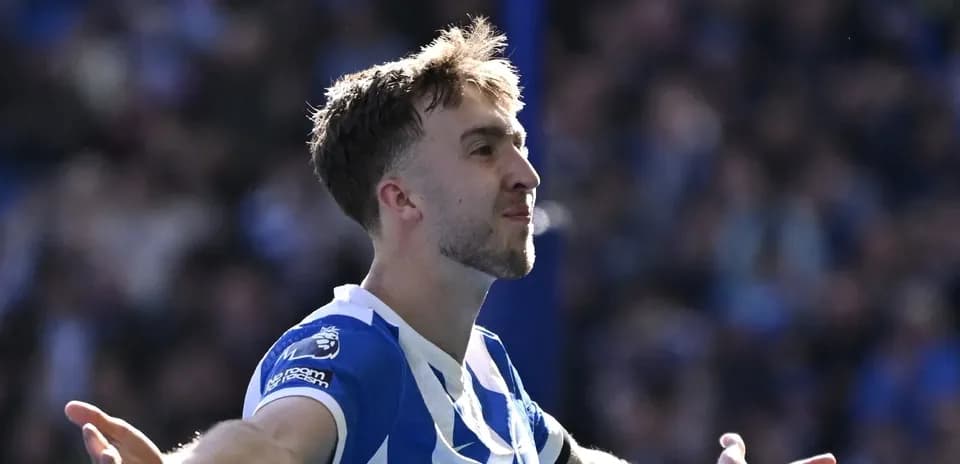 Futbolçu qol sevinci yaşayır stadionda