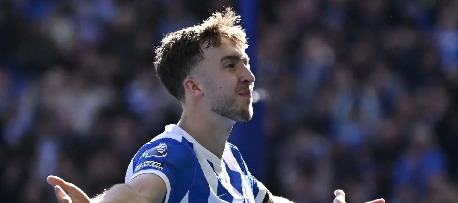 Futbolçu qol sevinci yaşayır stadionda