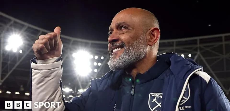 Müəllim stadionda əlini qaldıraraq sevinir