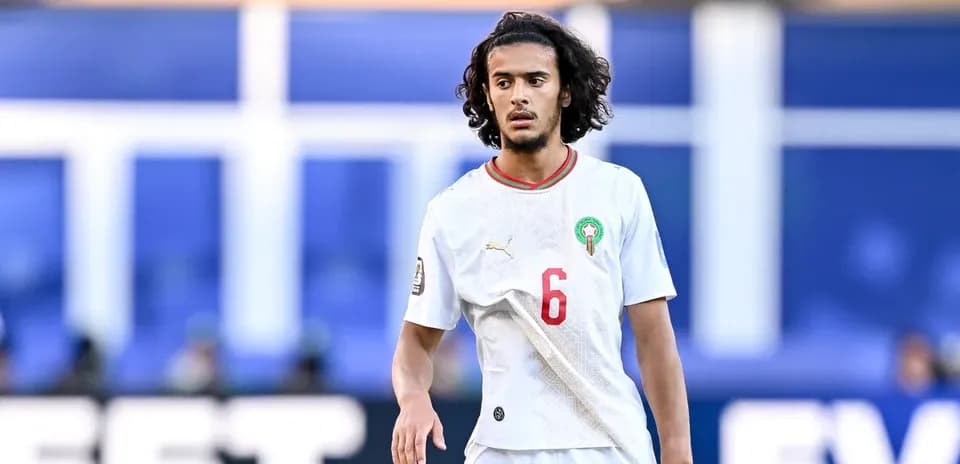 Futbolçu 6 nömrəli forma ilə sahədə durur