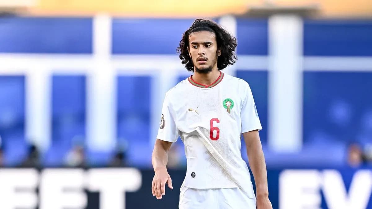 Futbolçu 6 nömrəli forma ilə sahədə durur