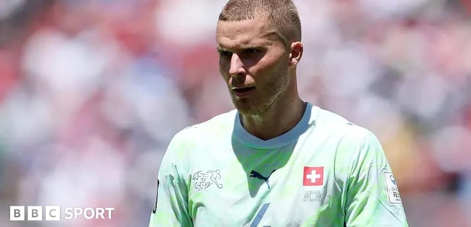 Futbolçu oyun zamanı mavi köynəkdə