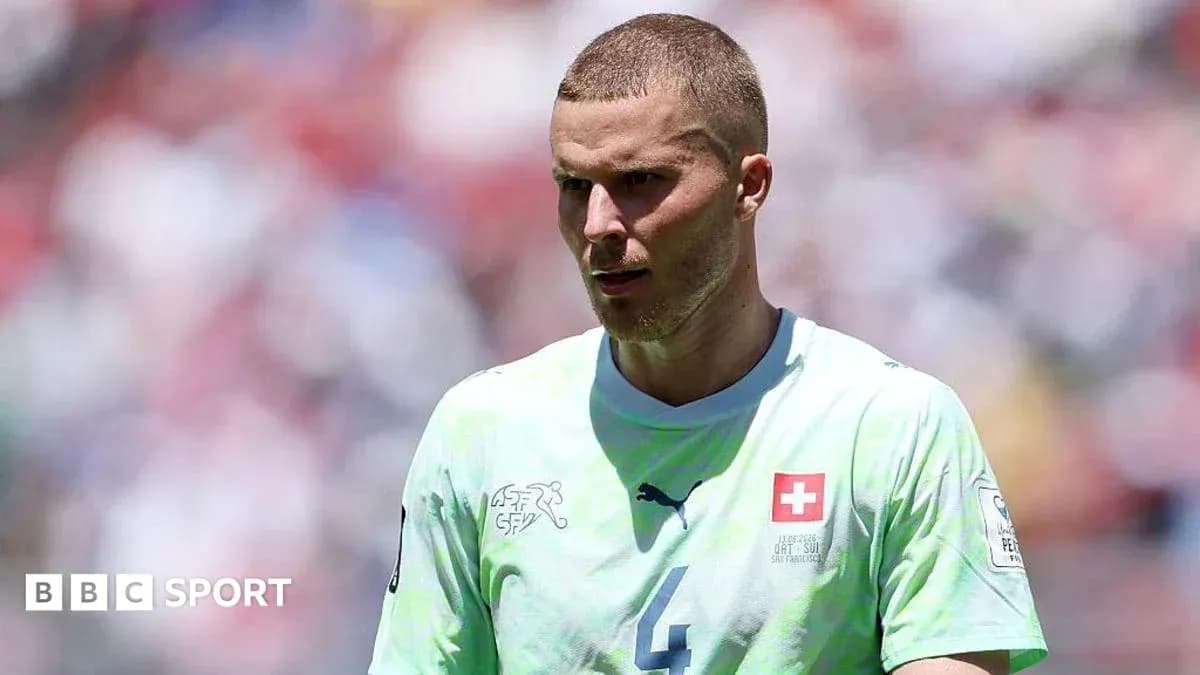 Futbolçu oyun zamanı mavi köynəkdə