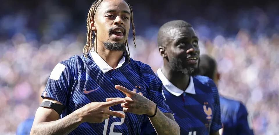 İki futbolçu Fransanın milli komandası formasında