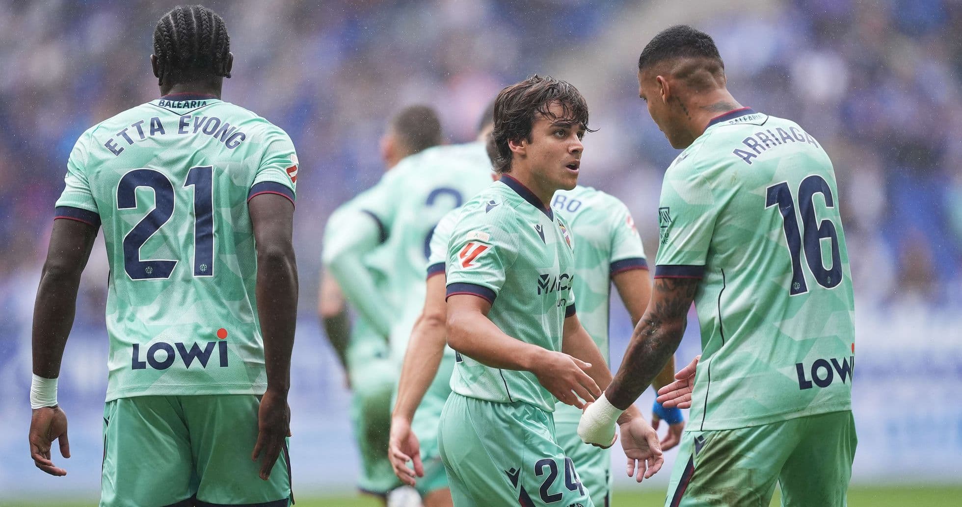 Levante futbolçuları oyun zamanı müzakirə aparır