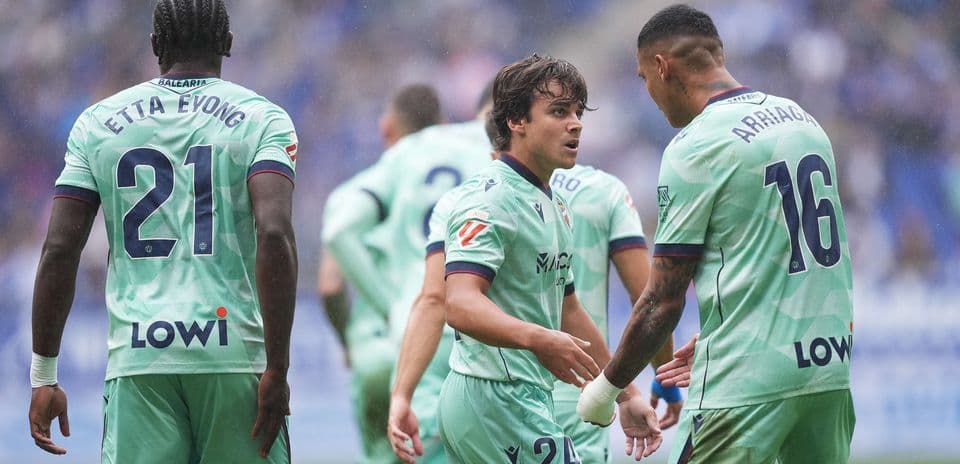 Levante futbolçuları oyun zamanı müzakirə aparır