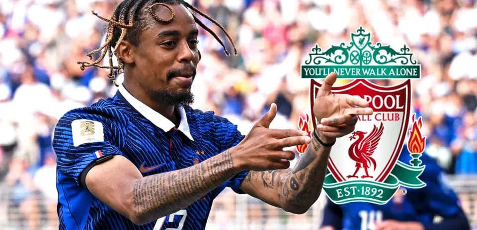 Futbolçu Liverpool logosu ilə qeyd edir