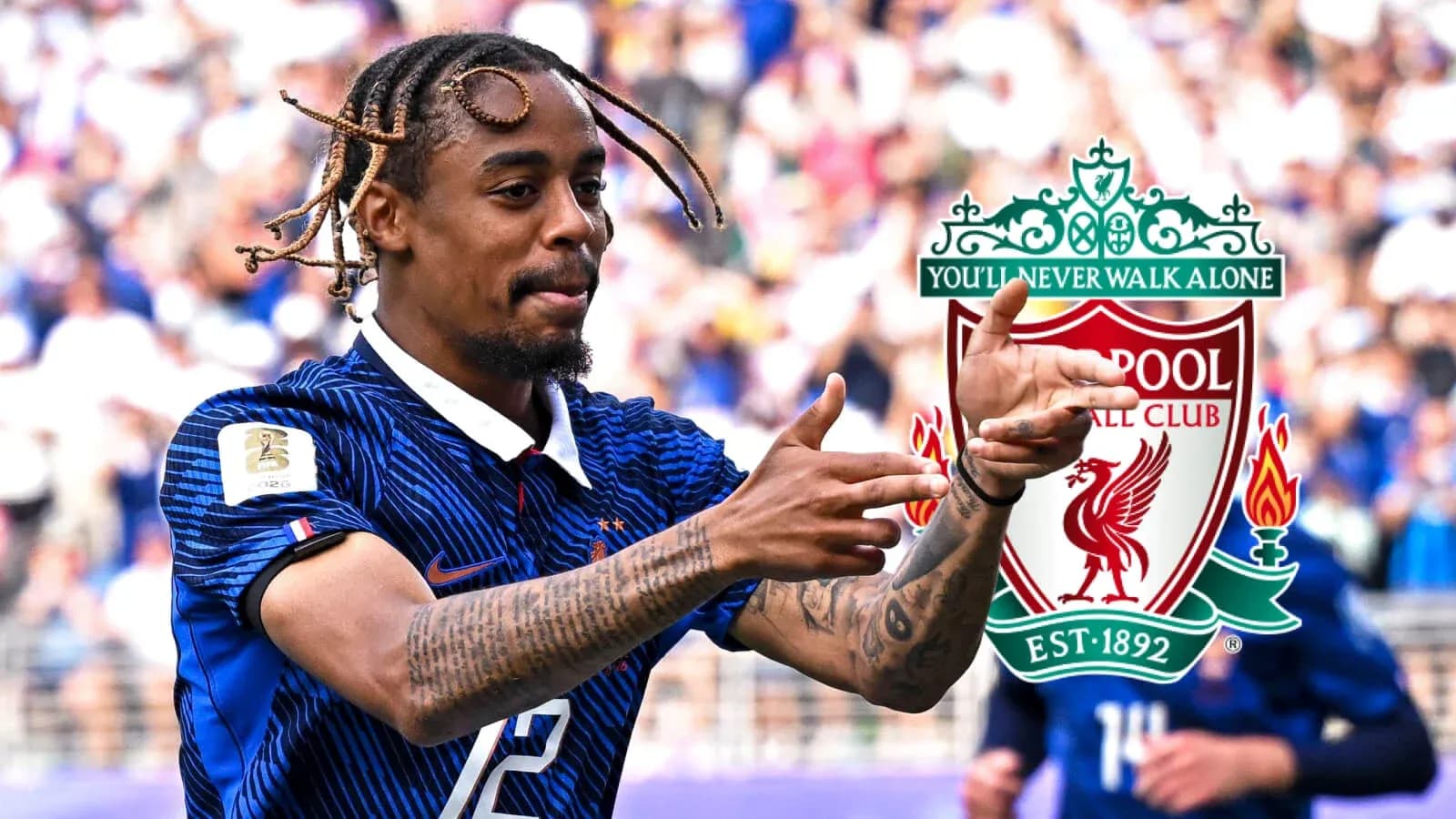 Futbolçu Liverpool logosu ilə qeyd edir