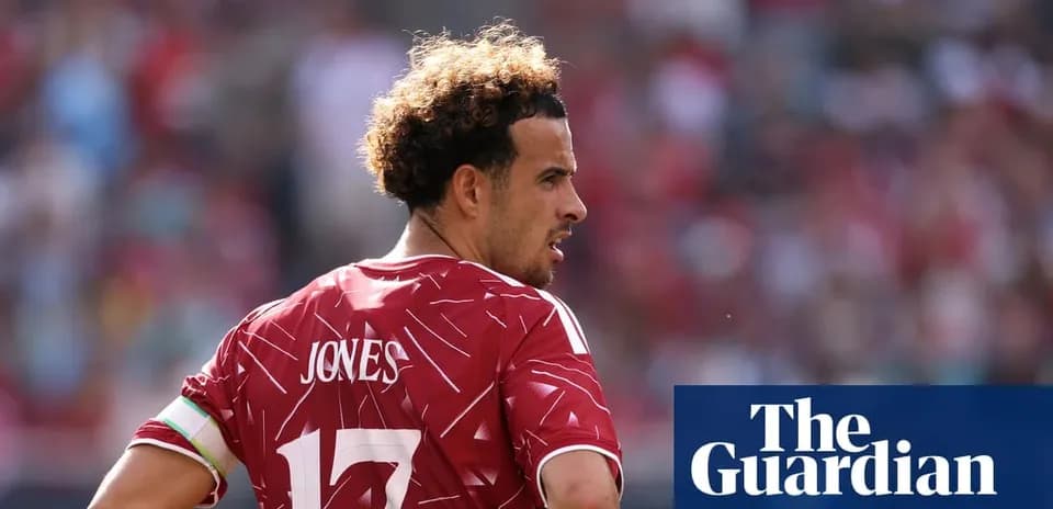Futbolçu Jones, 17 nömrəli forma ilə oyun sahəsində