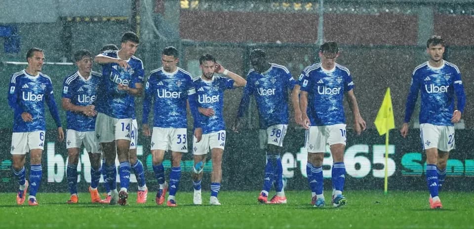 Como futbol komandası yağışda