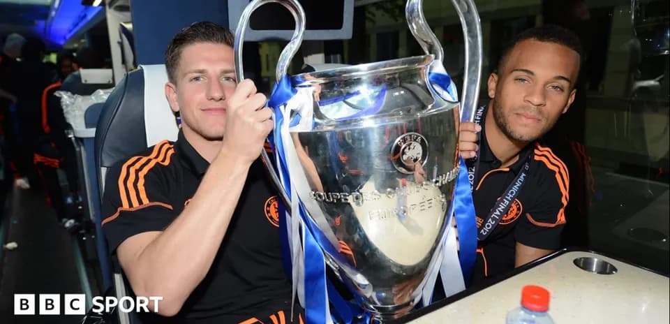 İki oyunçu UEFA Çempionlar Liqası kubokunu tuturlar