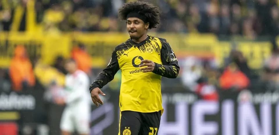 Borussia Dortmund player celebrating on the pitch