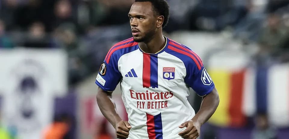 Oyunçu Lyon forması ilə meydanda yürüyür