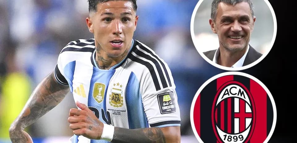 Futbolçu Argentina forması ilə topa doğru irəliləyir