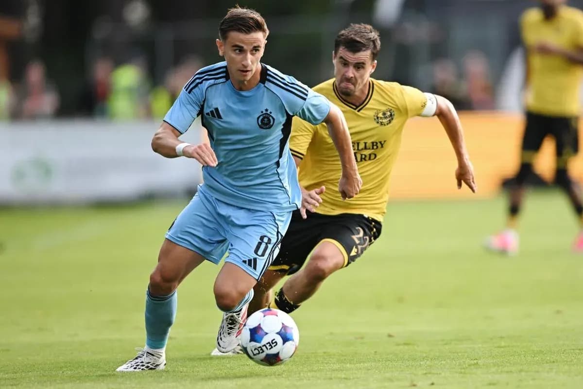 Slovan Bratislava futbolçusu topu qovurur