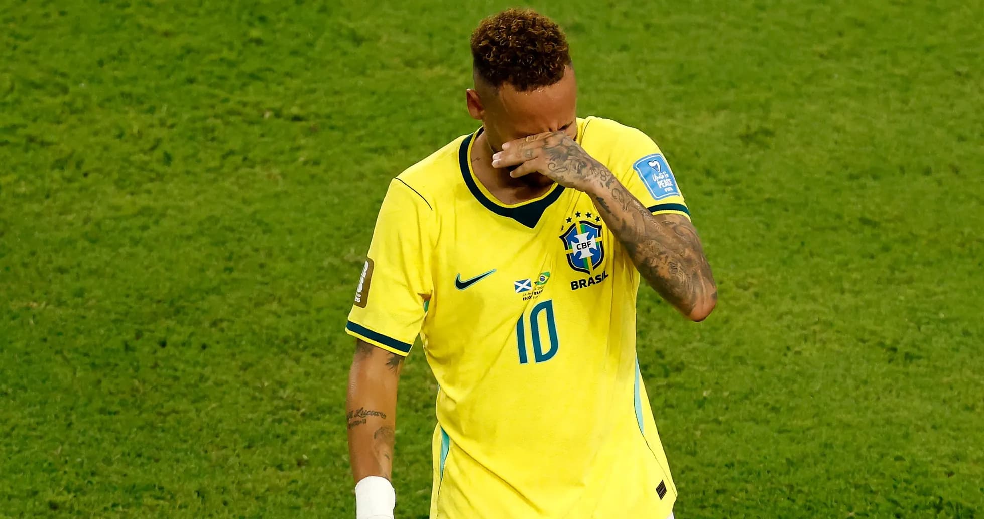 Futbolçu Neymar məyus halda gözlərini silir