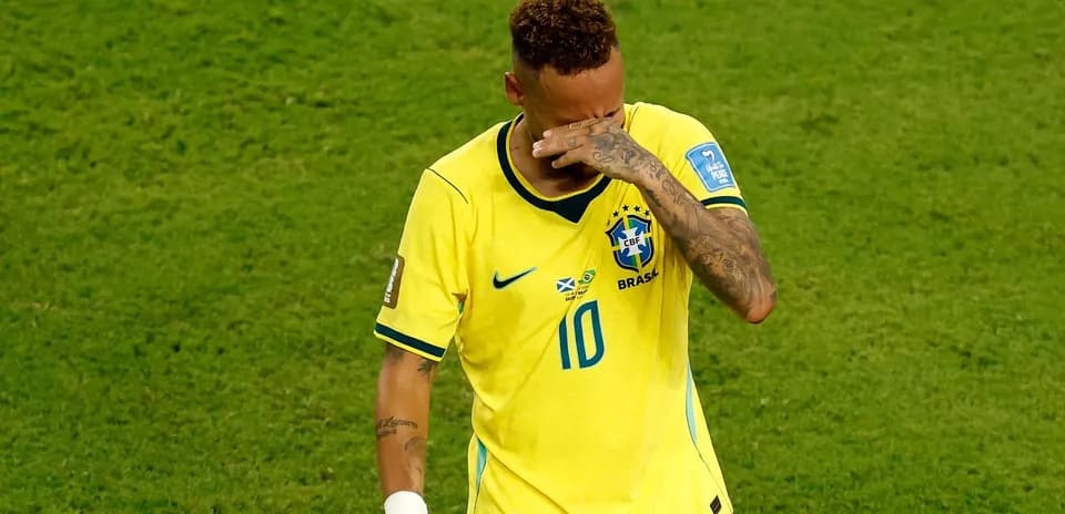 Futbolçu Neymar məyus halda gözlərini silir