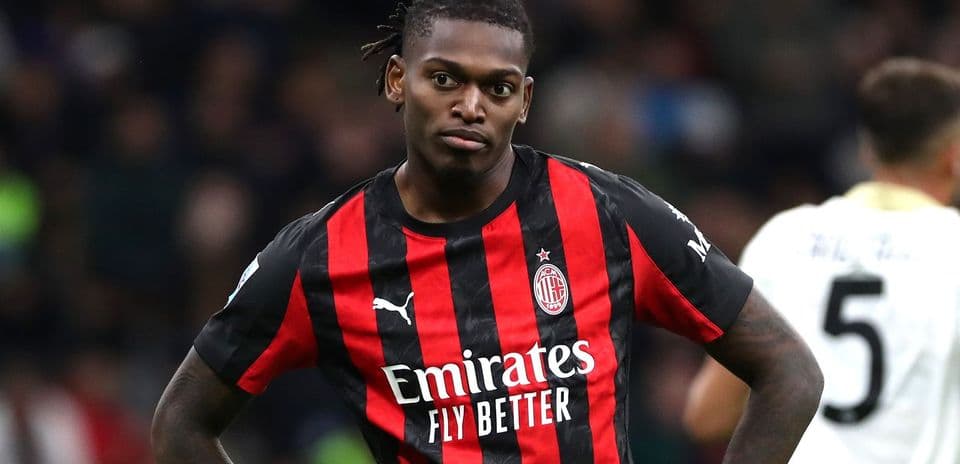 Futbolçu AC Milan formasında meydanda durur
