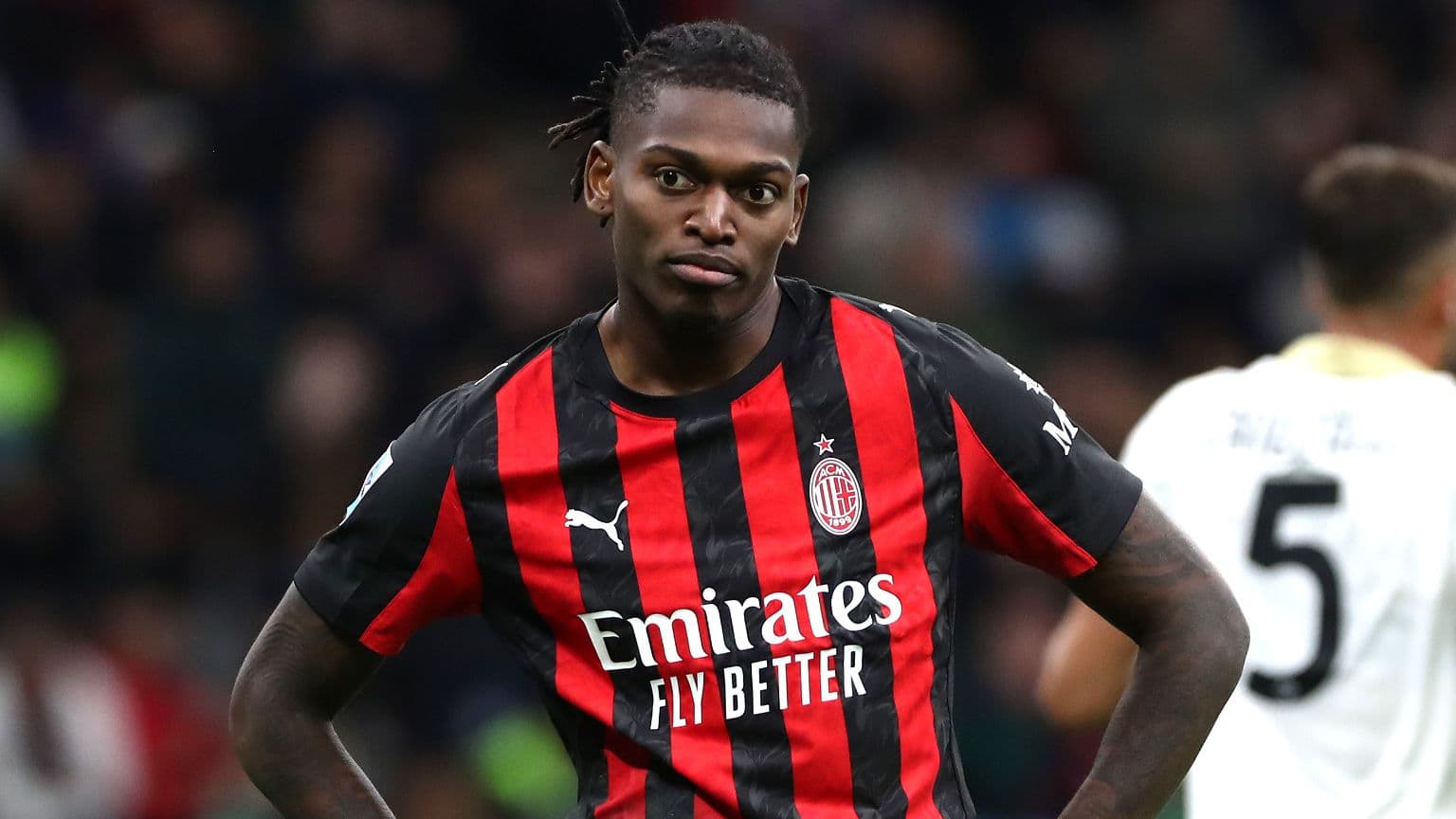 Futbolçu AC Milan formasında meydanda durur