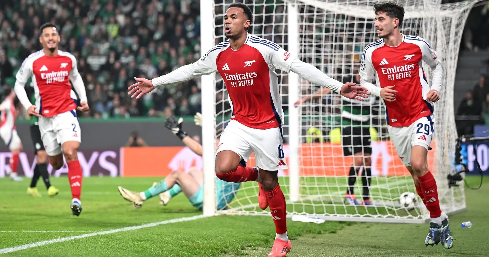 Arsenal oyunçuları qolu qeyd edirlər