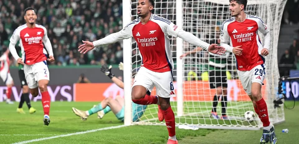 Arsenal oyunçuları qolu qeyd edirlər