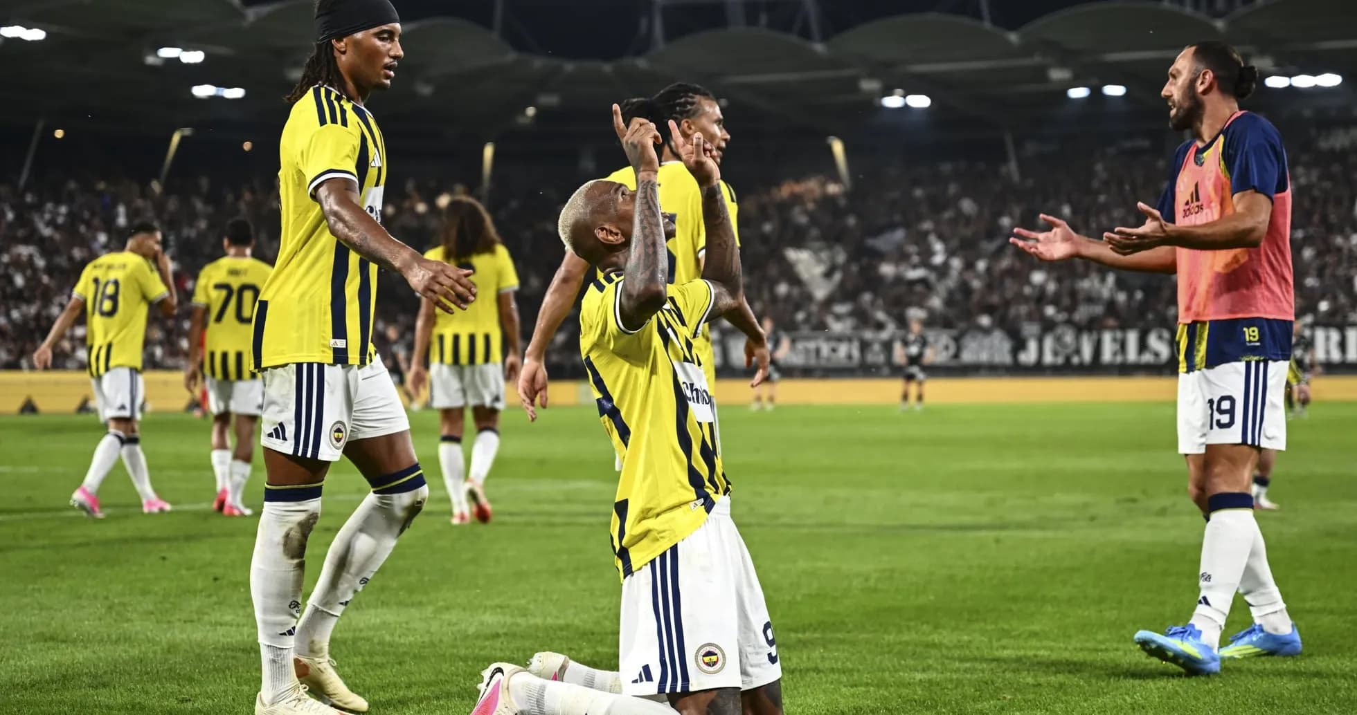 Fenerbahçe oyunçuları sevinir