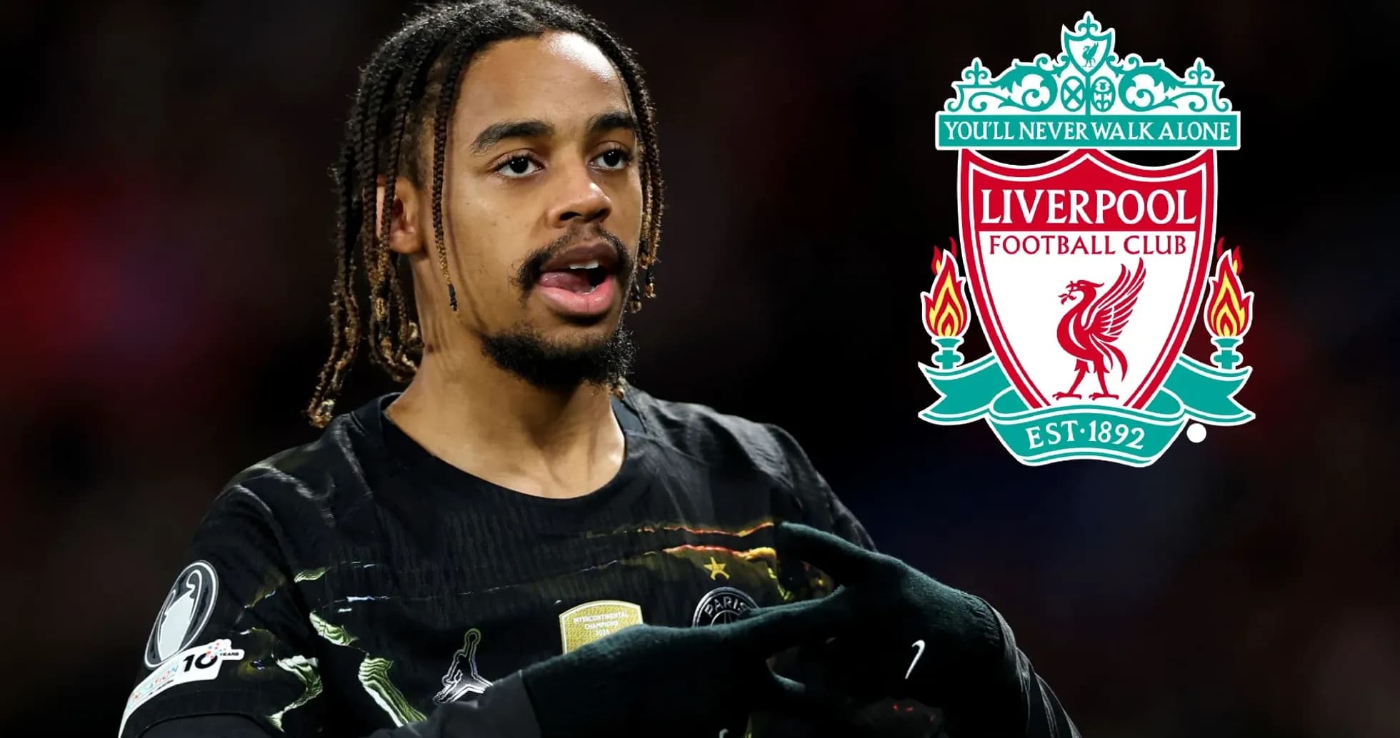 Futbolçu Liverpool embleminin yanında danışır