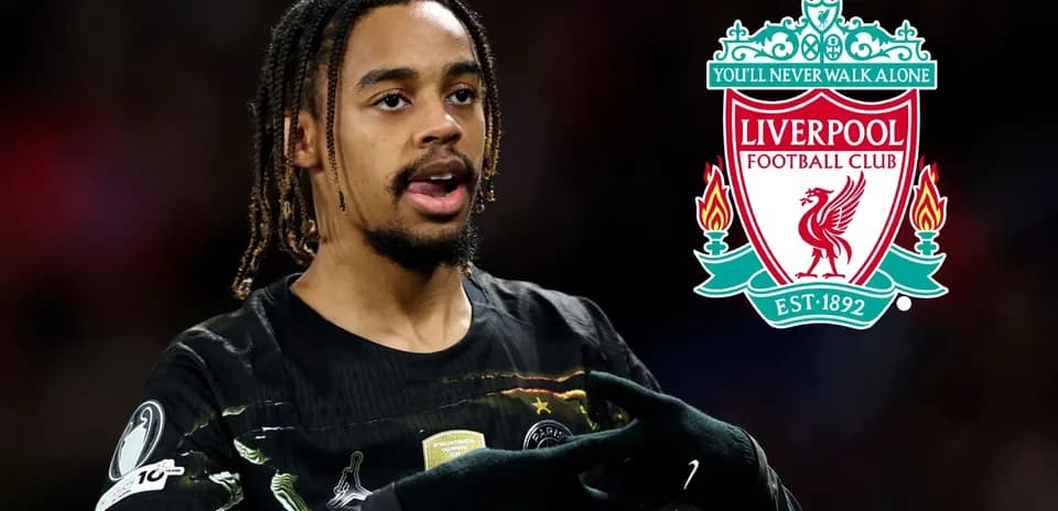 Futbolçu Liverpool embleminin yanında danışır