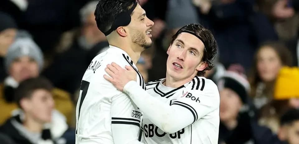 Fulham futbolçuları bir-birini təbrik edir