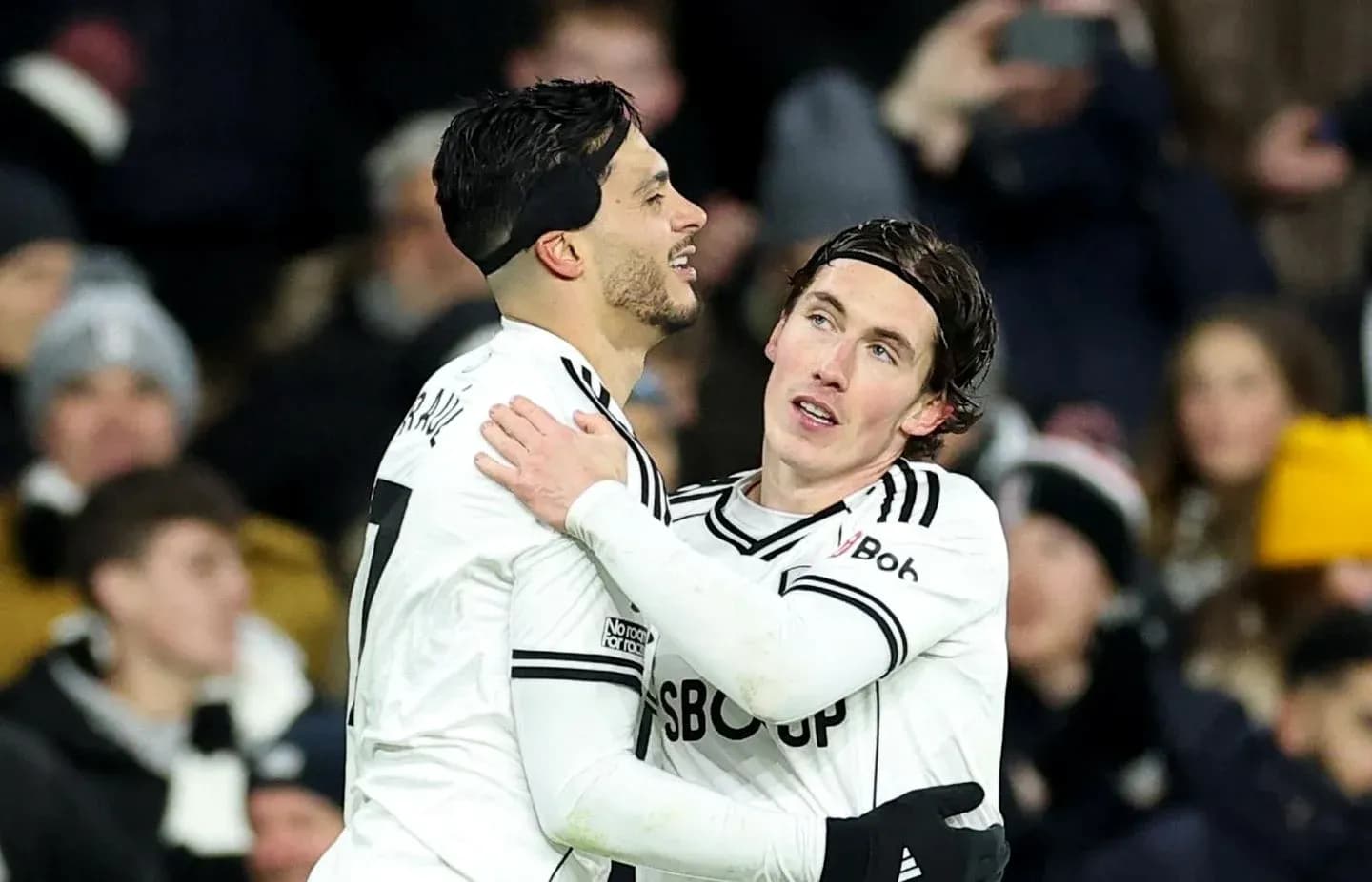 Fulham futbolçuları bir-birini təbrik edir