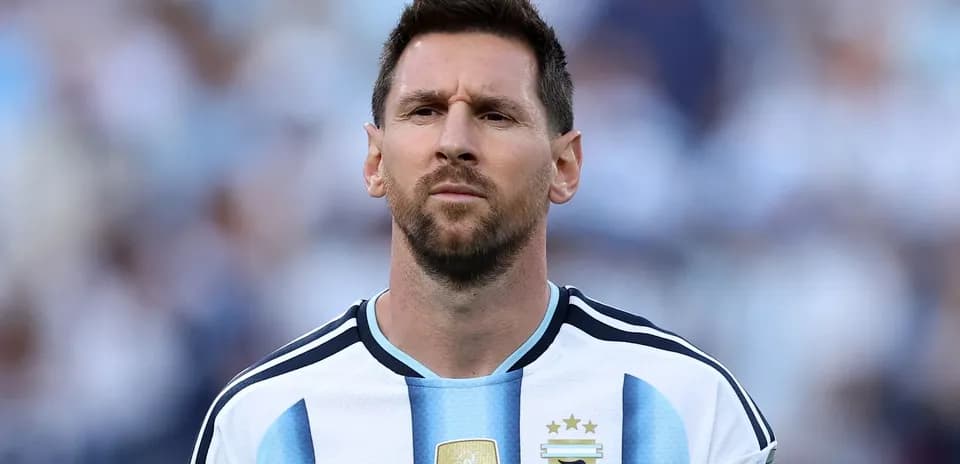 Futbolçu Argentina millisinin formasını geyinib