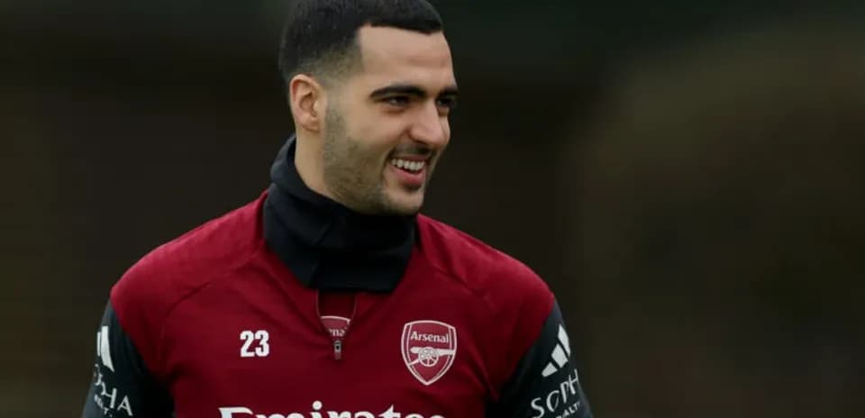 Futbolçu Arsenal treningində gülümsəyərək
