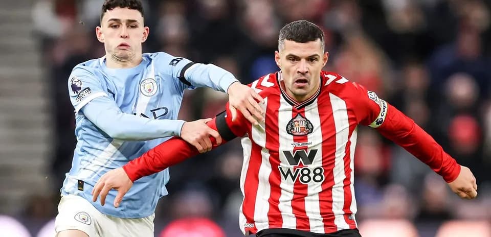 Mançester Siti və Sunderland oyunçuları mübarizə aparır