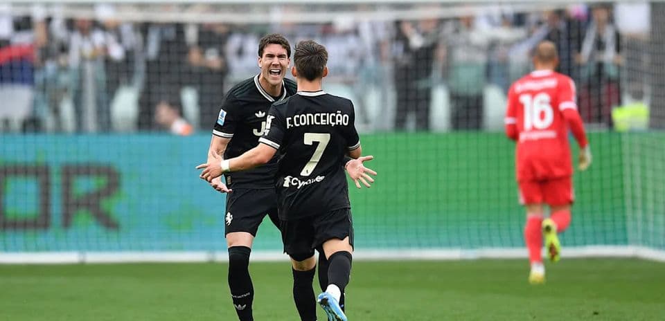 Juventus players celebrating a goal during match