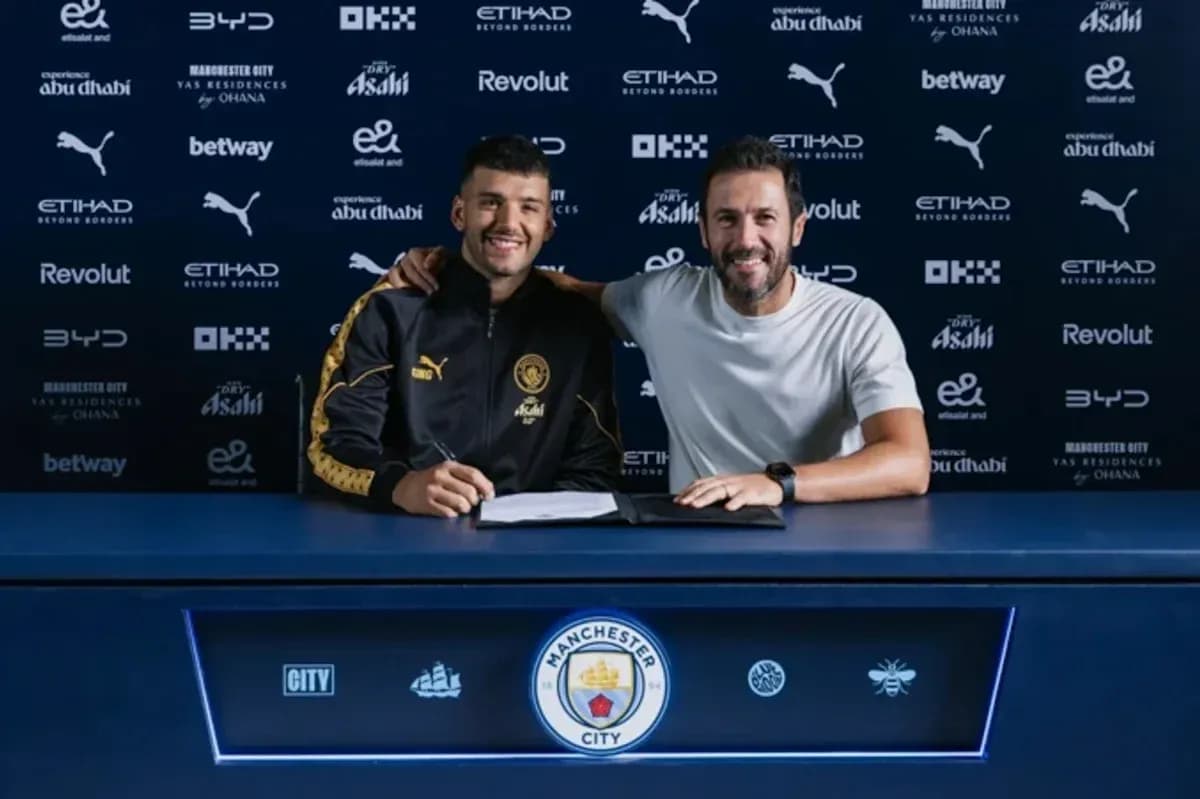 Yeni transfer imzası atan futbolçu və menecer