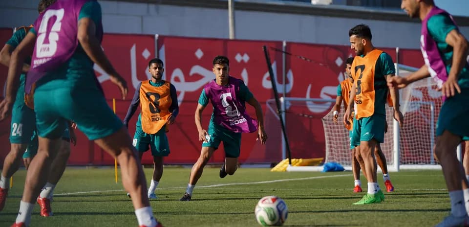 İran futbol komandası məşq edir