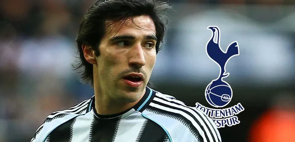 Futbolçu Newcastle forması ilə sahədə dayanıb
