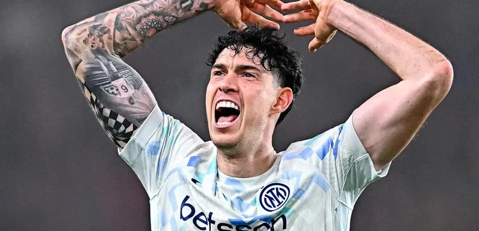 Futbolçu qollarını havaya qaldıraraq çığırır