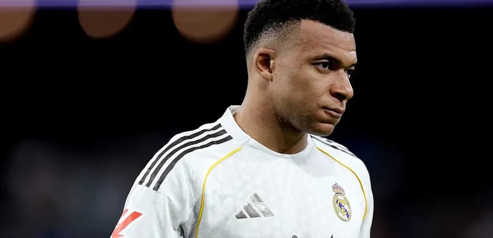 Futbolçu Real Madrid formasında düşüncəli görünür