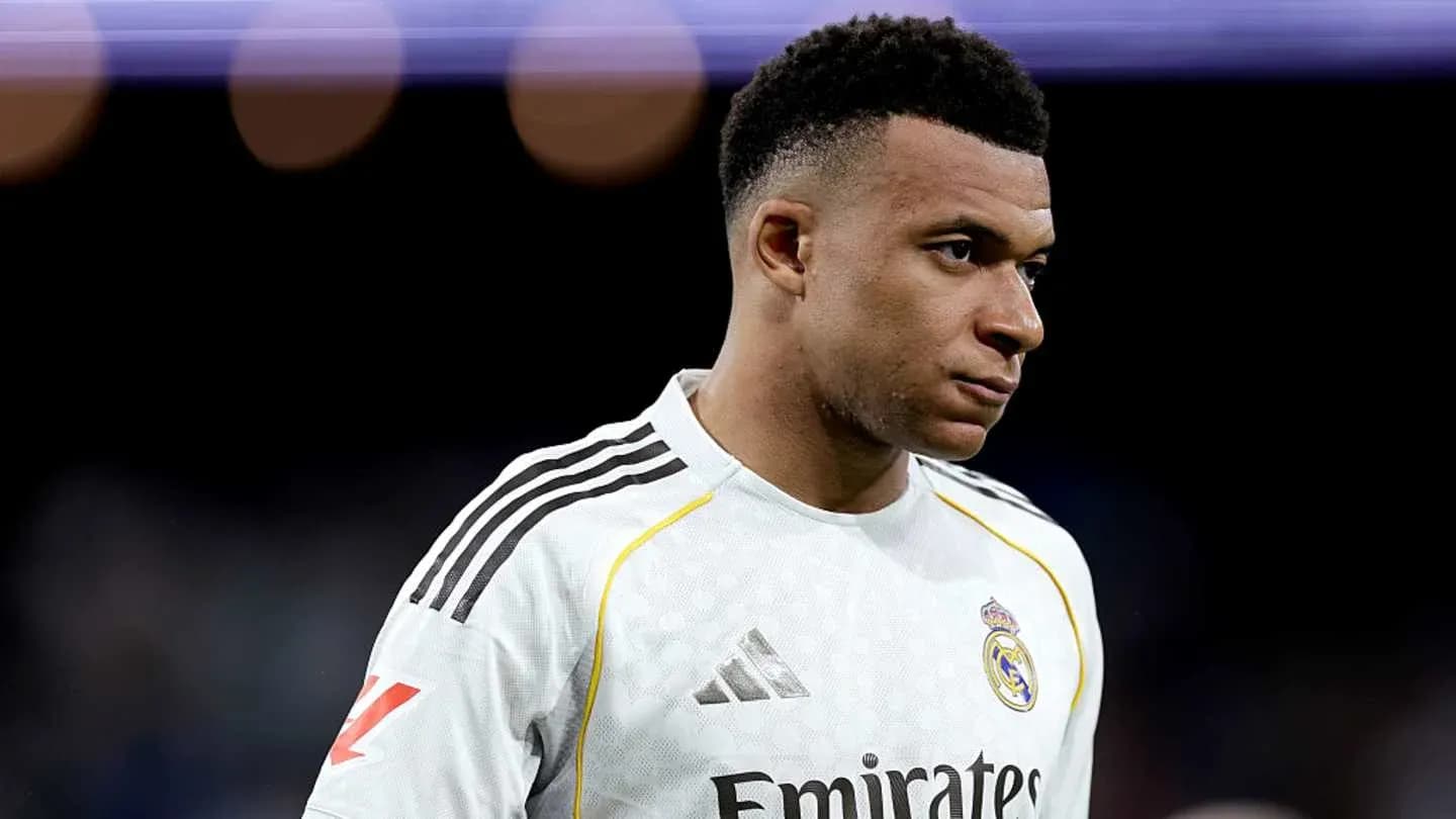 Futbolçu Real Madrid formasında düşüncəli görünür