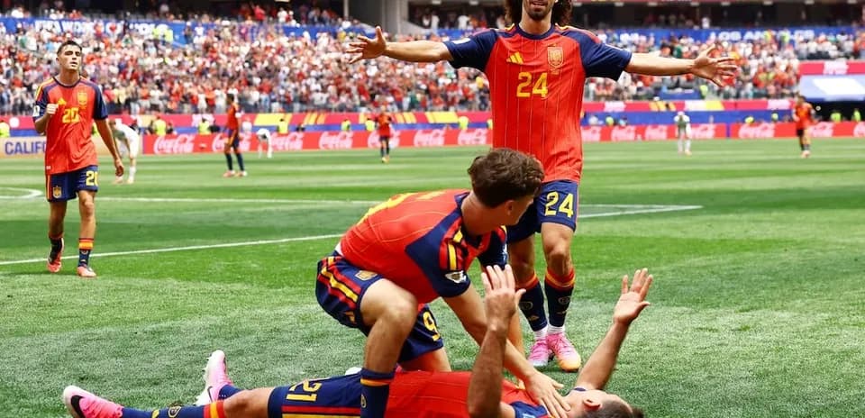 İspaniya futbolçuları qələbə sevinci yaşayır
