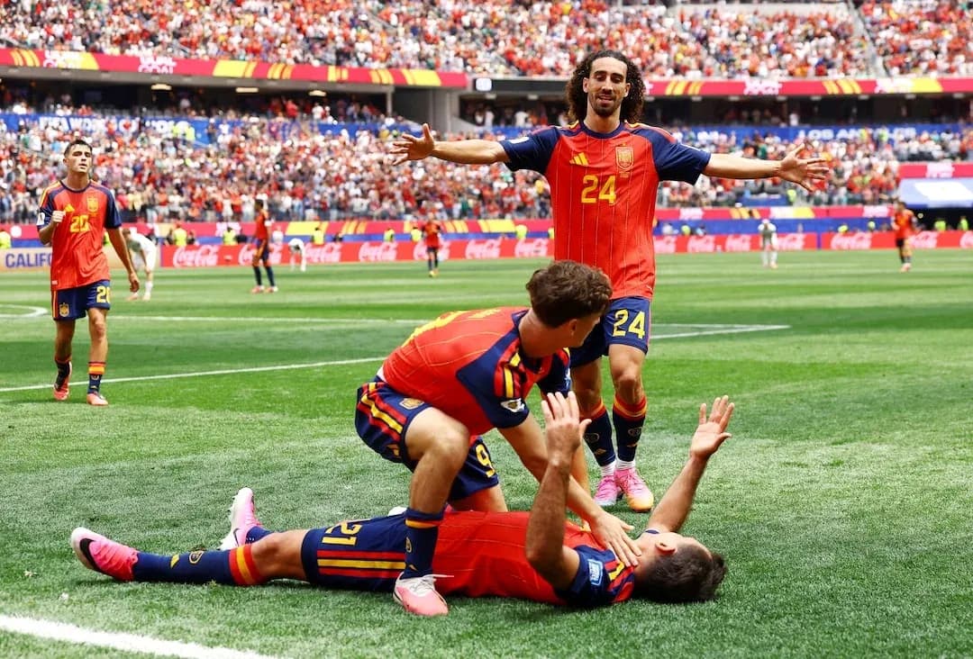 İspaniya futbolçuları qələbə sevinci yaşayır