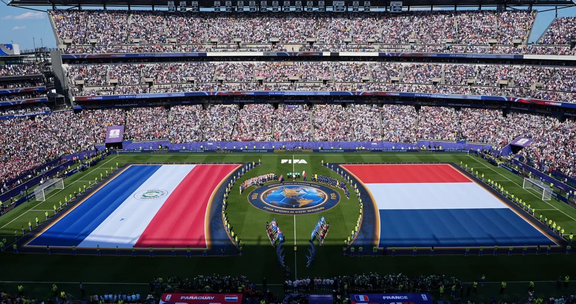 Paraqvay və Fransa bayraqları ilə stadion
