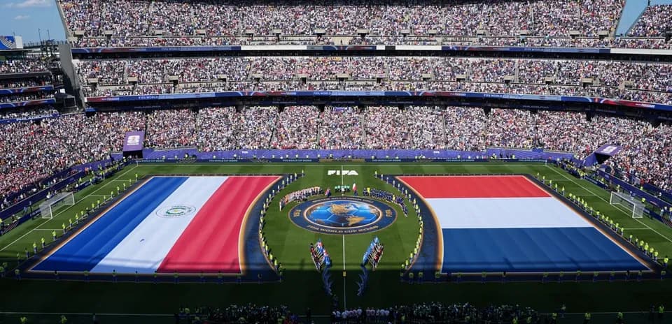 Paraqvay və Fransa bayraqları ilə stadion