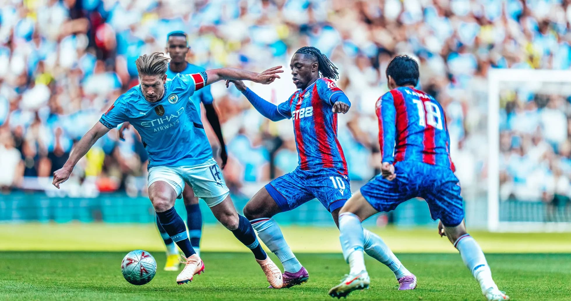 Manchester City və Crystal Palace oyunçuları mübarizə aparır
