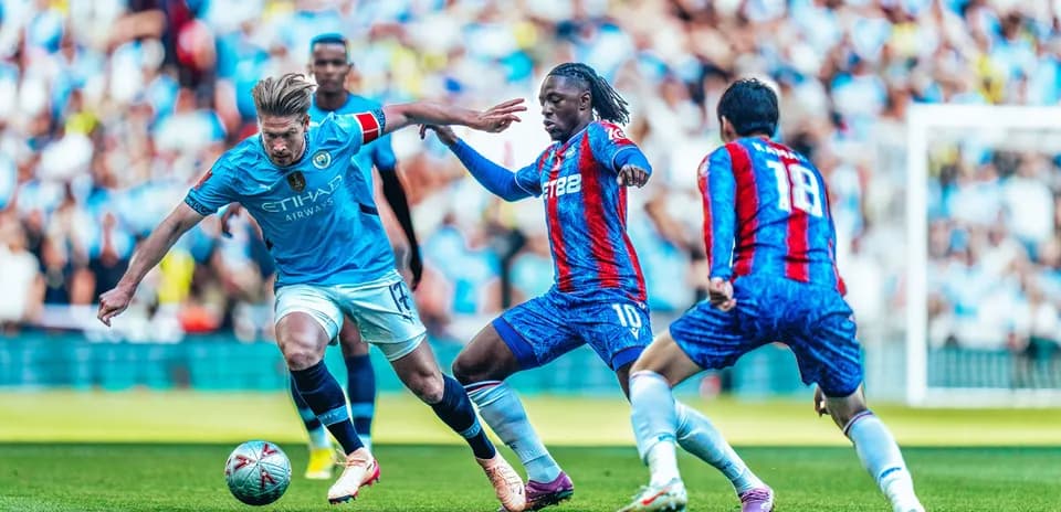 Manchester City və Crystal Palace oyunçuları mübarizə aparır