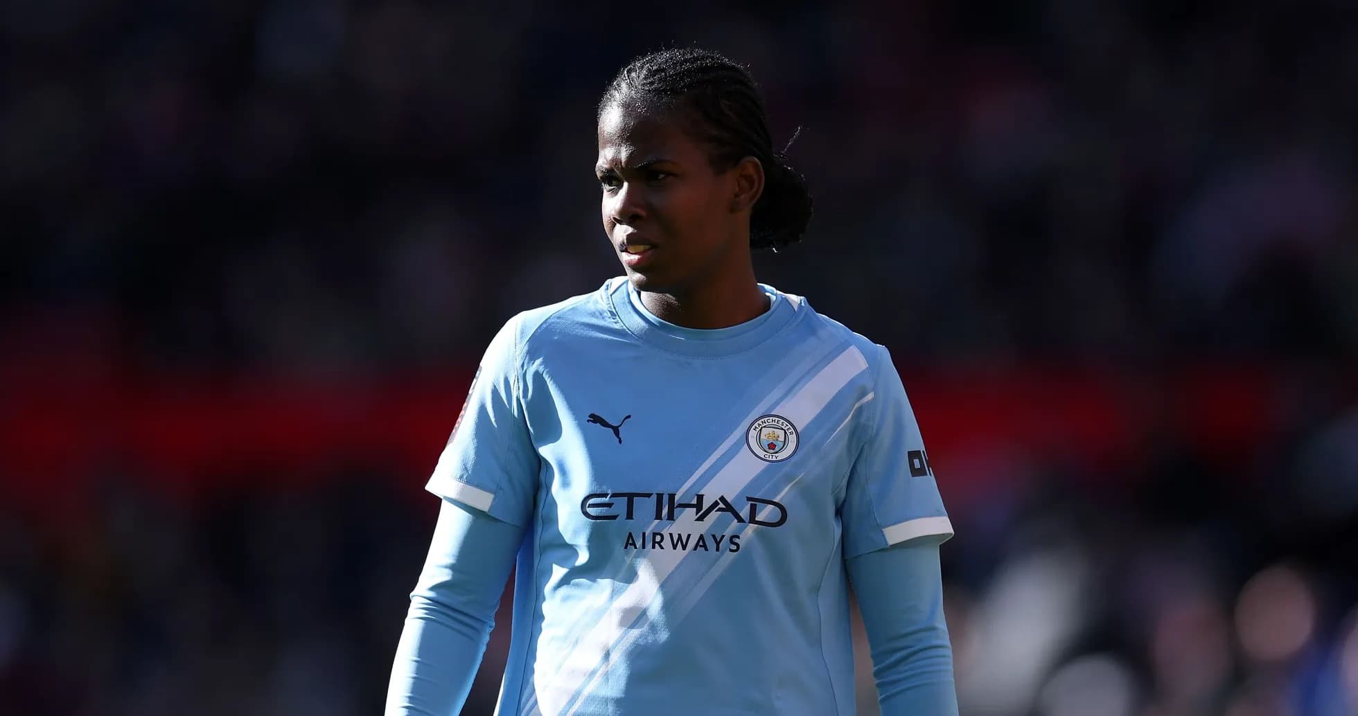 Futbolçu Manchester City formasında sahədə durur