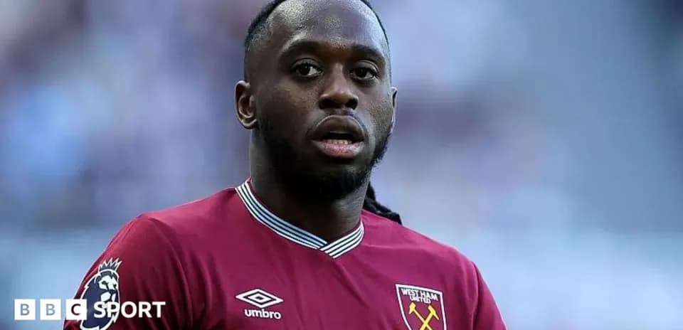 Futbolçu West Ham United formasında kameraya baxır