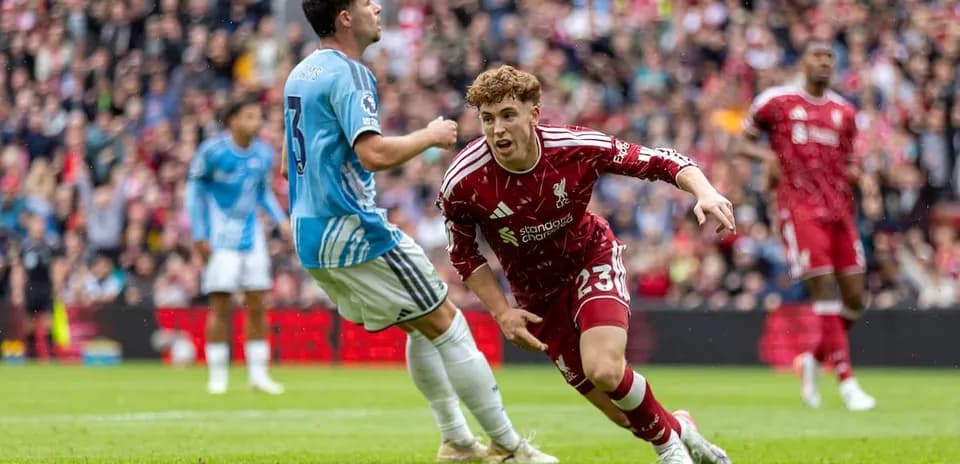 Liverpool oyunçusu topa doğru irəliləyir