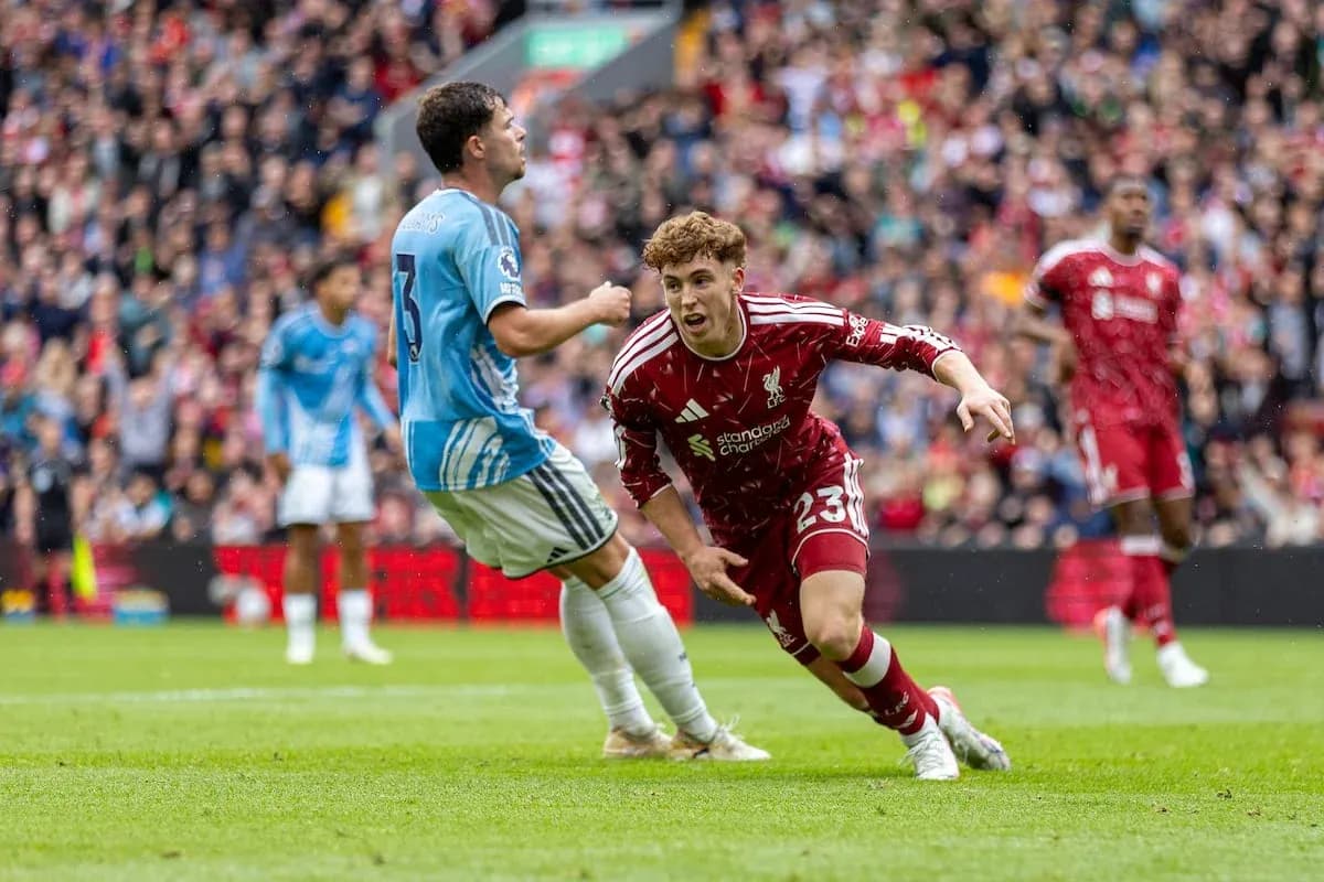 Liverpool oyunçusu topa doğru irəliləyir